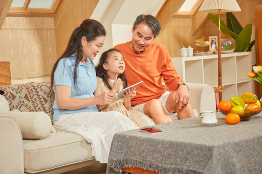 一起分享平板电脑的祖孙三人