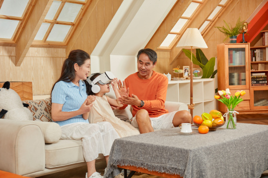 爷爷奶奶陪伴孙女一起玩VR