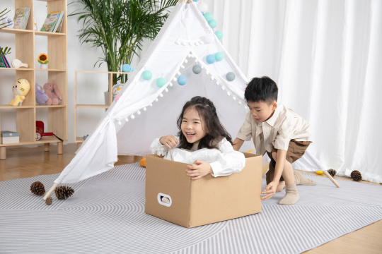 坐在纸箱子里的小女孩