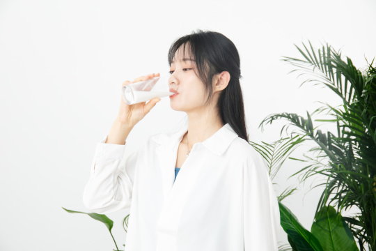 喝牛奶的年轻女人