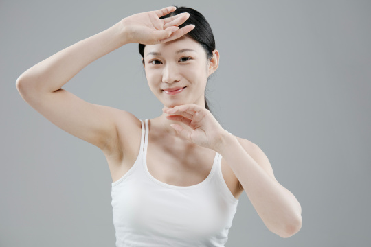 皮肤护理美容的年轻女人