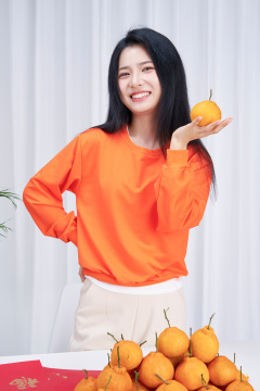 电商直播贩卖橘子的年轻女性