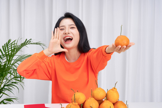 电商直播贩卖橘子的年轻女性