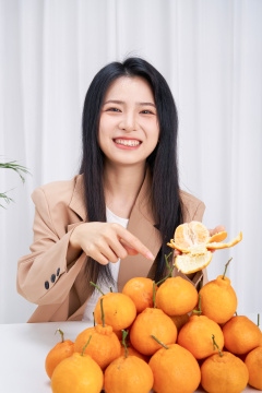 电商直播贩卖橘子的年轻女性