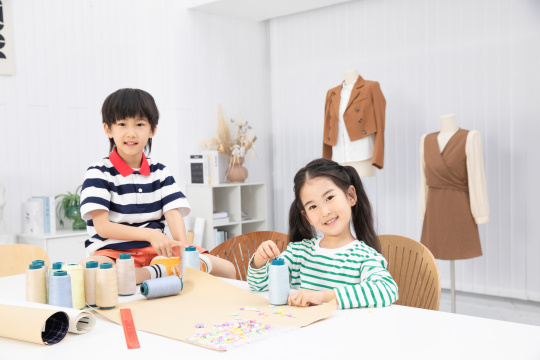 在工作室一起练习手工制作的小男孩与小女孩