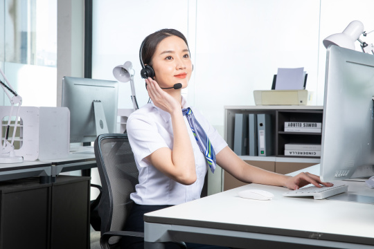 呼叫中心的年轻工作女性