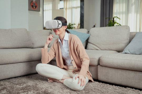 头戴VR娱乐的年轻女人