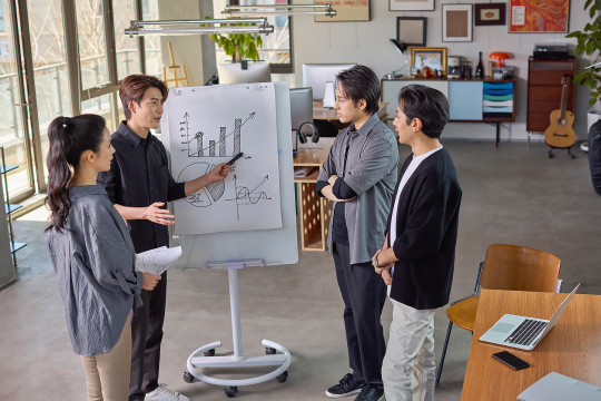 公司团队成员在进行工作讨论