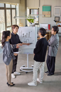 公司团队成员在进行工作讨论