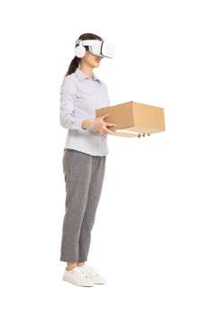 头戴VR的年轻职业女性