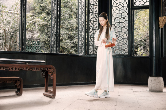 在古老的房子里身着汉服的年轻女性