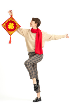 手拿福字挂饰的西方女性