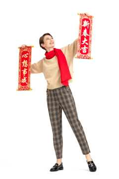 手拿春晖的年轻西方女性