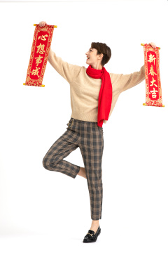 手拿春晖的年轻西方女性