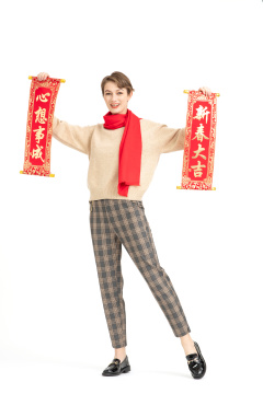 手拿春晖的年轻西方女性