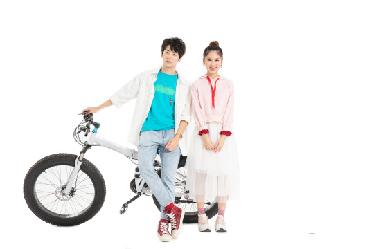 倚靠在山地自行车旁的青年男女