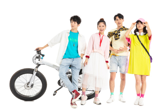 倚靠在山地自行车旁的青年男女