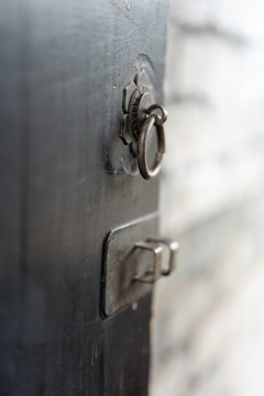 东莞可园博物馆内，中国古典园林中的花窗口