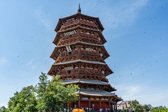 佛宫寺释迦塔，山西应县木塔全景仰视鸟白云
