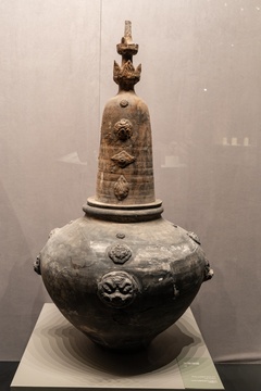 山西大同博物馆内的展品，中国古代鼎装饰品