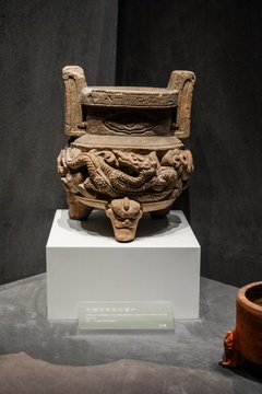 山西大同博物馆内的展品，中国古代鼎装饰品