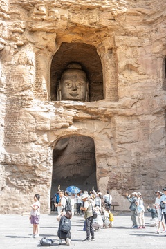 山西省大同市云冈石窟第16窟交脚菩萨佛像