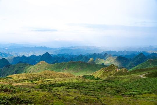云雾缭绕的山野风光