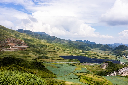 喀斯特地貌下的自然风光 能源风车