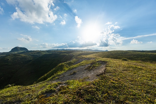 云雾缭绕的山野风光