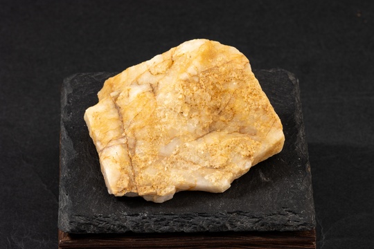 天然黄色矿石原石标本