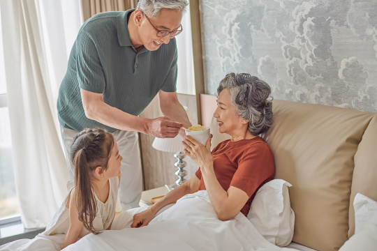 家人照顾卧床老人