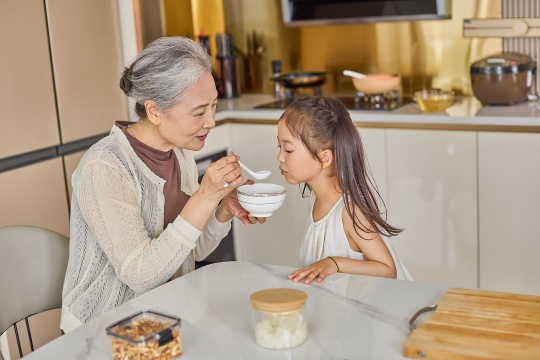 老年人在家制作健康美食