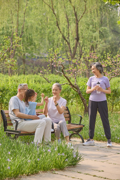 老人和孩子在公园玩