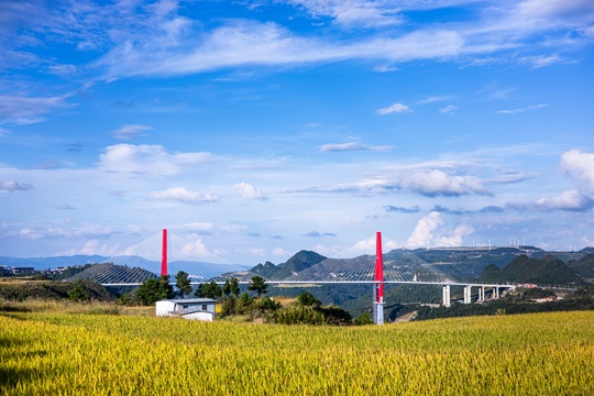峡谷天堑上的红色巨龙 龙里河大桥