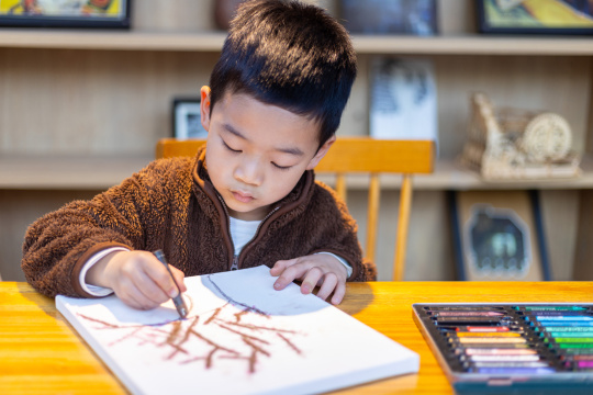一个小男孩画画