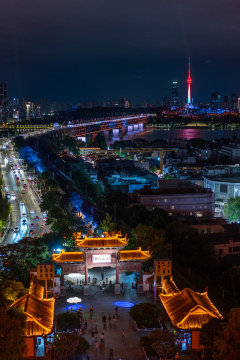 湖北武汉有很多建筑物和很多人城市夜景