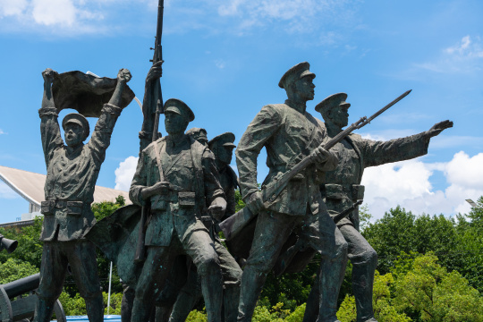 湖北武汉公园里有很多雕像