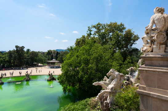 西班牙巴塞罗那池塘边一座桥边有很多雕像