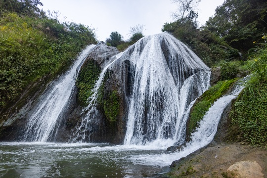 山林间的溪流瀑布景观