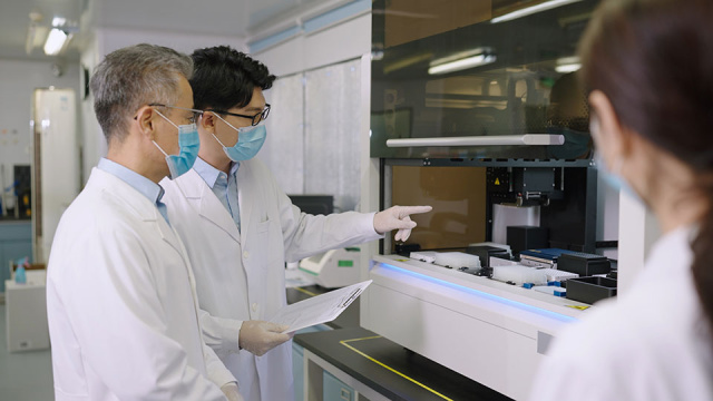 医学研究员在实验室工作