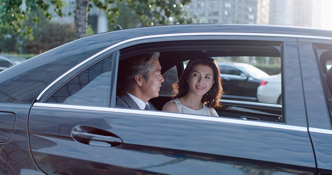 成功商务人士在车里