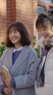 快乐的大学生边走边聊天