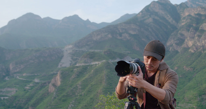 摄影师在户外拍照