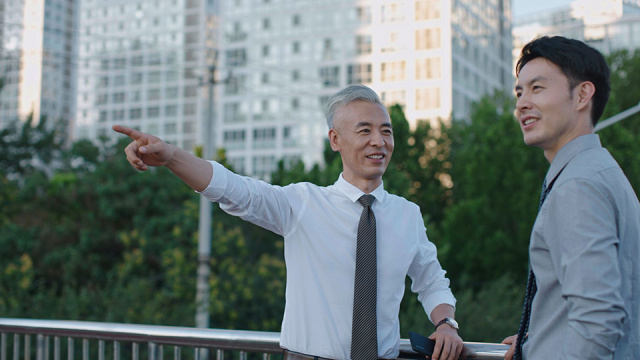 自信的商务人士看向远方