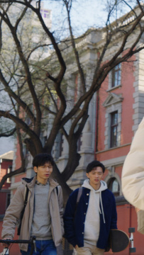 快乐的大学生边走边聊天