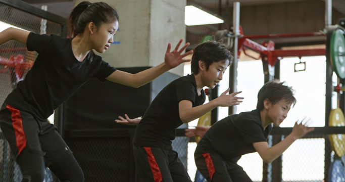 儿童在教练的指导下进行体能训练