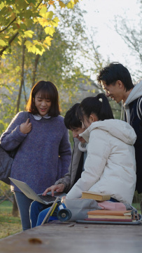 快乐的大学生用电脑
