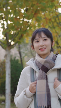 快乐的大学生边走边聊天