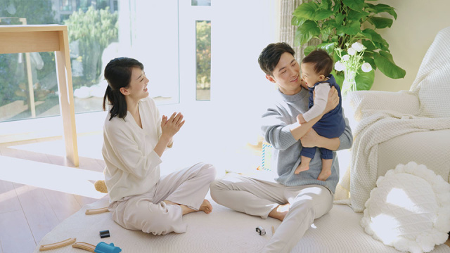 年轻夫妇在家带孩子