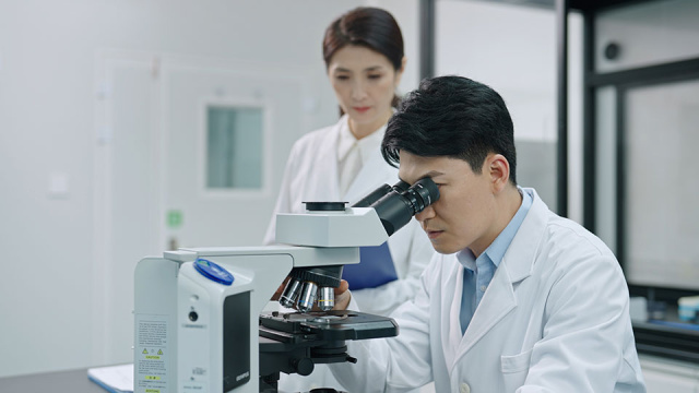 医学研究员在实验室工作